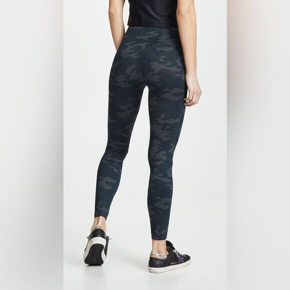 NWT Spanx Look at Me Now Seamless Leggings in Black Camo - Picture 3 of 10